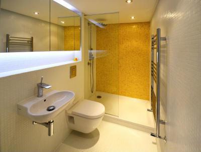 Fehér-sárga fürdőszoba - fürdő / WC ötlet, modern stílusban