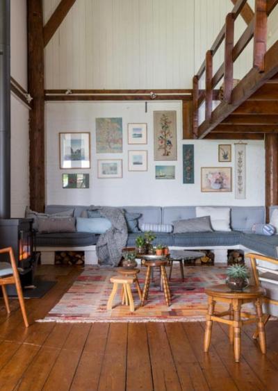 Nagy belmagasság és vaskályha - nappali ötlet