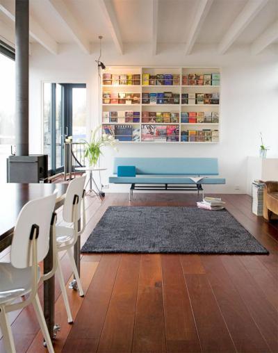 Hangsúlyos fal könyvespolccal - nappali ötlet, modern stílusban