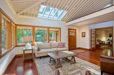 Megragadó faburkolat a klasszikus stílusú nappaliban - nappali ötlet, klasszikus stílusban