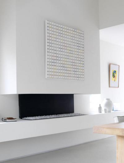 Kandalló és absztrakt festmény - nappali ötlet, modern stílusban