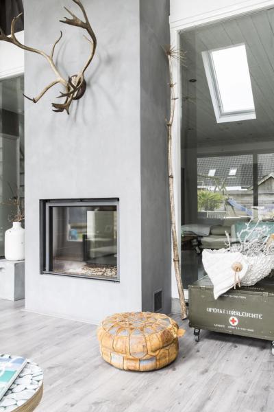 Kandalló és szarvasagancs - nappali ötlet, modern stílusban