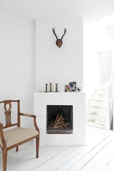 Kandalló és szarvasagancs - nappali ötlet, modern stílusban