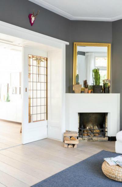 Kandalló a sarokban - nappali ötlet, modern stílusban