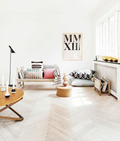 Sok színes párnával - nappali ötlet, modern stílusban