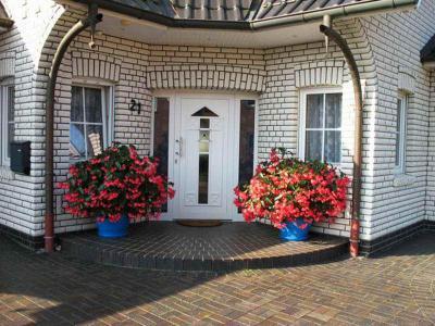 Modern bejárati ajtó fehér tégla homlokzattal - bejárat ötlet, modern stílusban