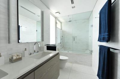 Világos fürdőszoba - fürdő / WC ötlet, modern stílusban