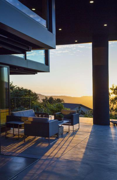 Fedett terasz - erkély / terasz ötlet, modern stílusban