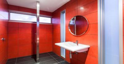 Piros csempe - fürdő / WC ötlet, minimál stílusban