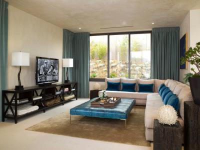 Kék ottomán a nappaliban - nappali ötlet, modern stílusban