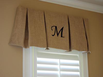 Monogramos függöny - háló ötlet, rusztikus stílusban
