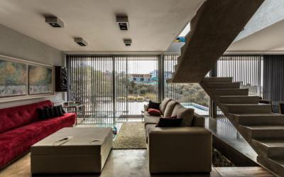 Lépcső a nappaliban - nappali ötlet, modern stílusban