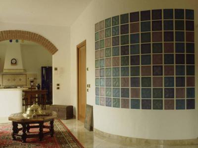 Színes üvegtéglával - nappali ötlet, klasszikus stílusban