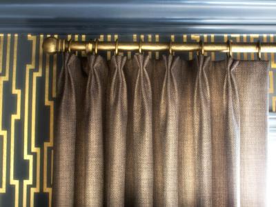 Aranyló hatású függöny - nappali ötlet, modern stílusban