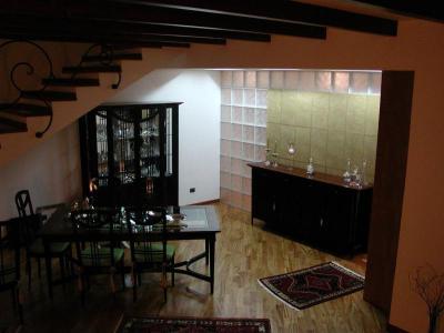 Lépcső alatt hasznosan - konyha / étkező ötlet, klasszikus stílusban