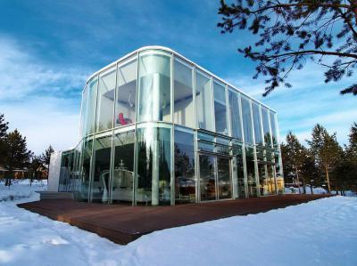 Üvegfalú ház - homlokzat ötlet, modern stílusban