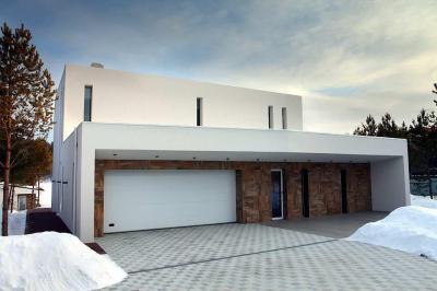 Garázskapu - bejárat ötlet, modern stílusban