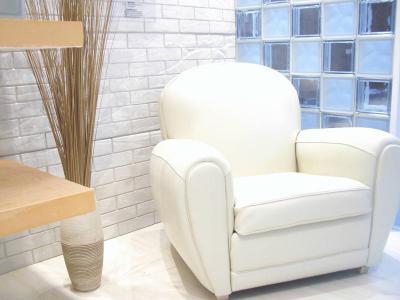 Hívogató bőrfotel - előszoba ötlet, minimál stílusban