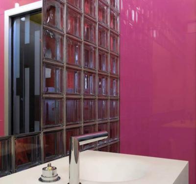 Fényes pink fal - fürdő / WC ötlet, modern stílusban
