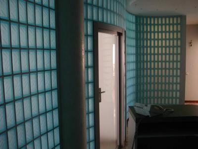 Elegáns üvegfal - előszoba ötlet, minimál stílusban