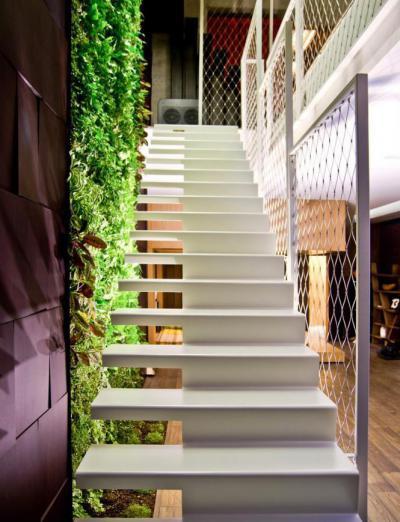 Fehér lebegő lépcső - belső továbbiak ötlet, modern stílusban