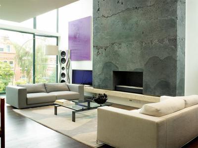 Modern betonfal kandallóval - nappali ötlet, modern stílusban