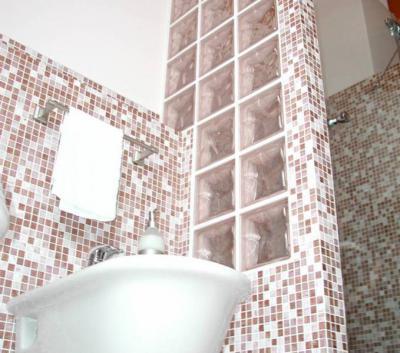 Mozaik csempe üvegtéglával - fürdő / WC ötlet, modern stílusban