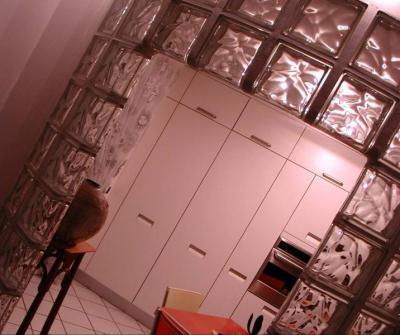 Ablak nélkül üvegtéglával 2. - konyha / étkező ötlet, modern stílusban