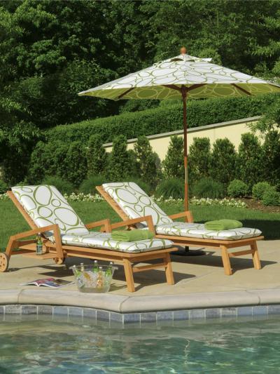 Napozóágyak a medencénél - kert / udvar ötlet, modern stílusban