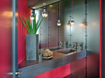 Piros fürdőszoba modern függőlámpákkal - fürdő / WC ötlet, modern stílusban