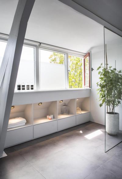 Beépített fürdőszoba szekrények - tetőtér ötlet, modern stílusban