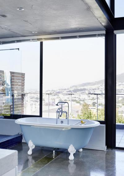 Lábas kád és panorámás ablak - fürdő / WC ötlet, modern stílusban