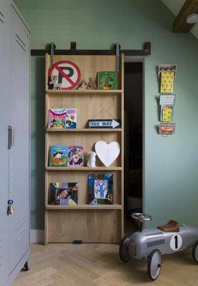 Tolóajtó és könyvespolc egyben - gyerekszoba ötlet, modern stílusban