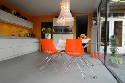 Narancs és fehér konyha feltűnő csilárral - konyha / étkező ötlet, modern stílusban