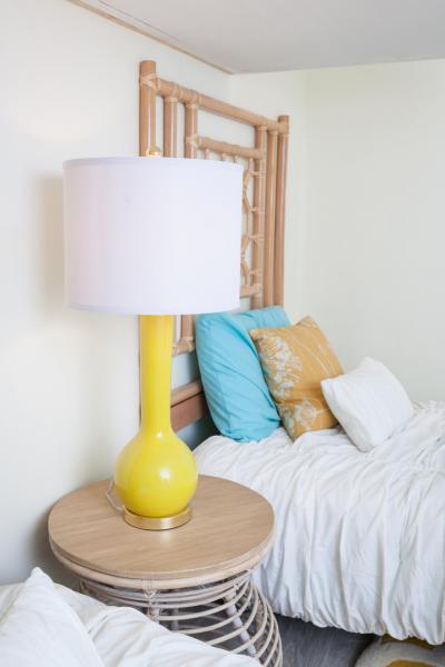 Középpontban sárga éjjelilámpa - háló ötlet, mediterrán stílusban