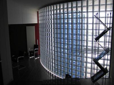 Ívelt üvegfal - előszoba ötlet, modern stílusban