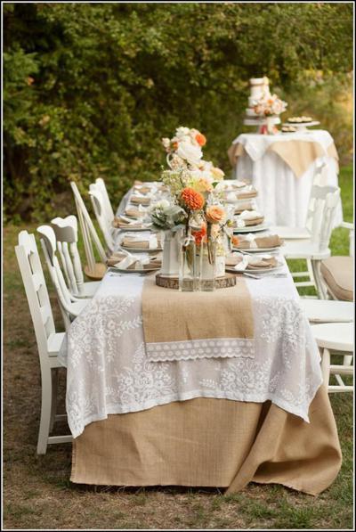 Esküvői asztal - kert / udvar ötlet, rusztikus stílusban