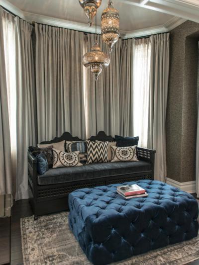 Eklektikus nappali hatalmas ottománnal - nappali ötlet