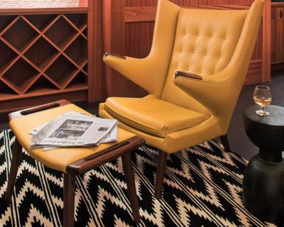 Sárga bőr pihenőfotel és ottomán - nappali ötlet