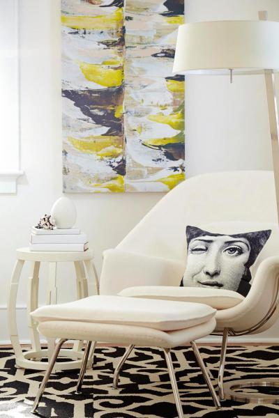 Retro inspirált pihenőszék ottománnal - nappali ötlet