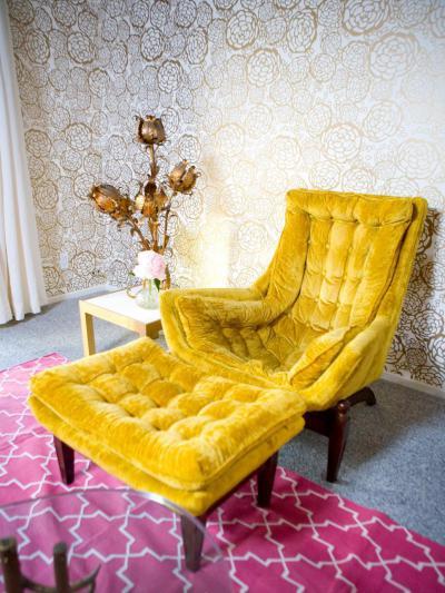 Vintage pihenőfotel ottománnal - nappali ötlet, klasszikus stílusban