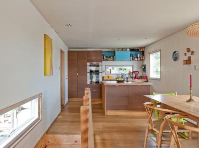 Nyírfa és fehér konyha - konyha / étkező ötlet, modern stílusban