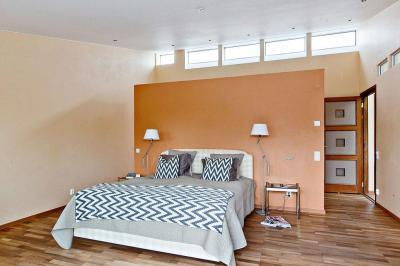 Hálószoba térelválasztóval - háló ötlet, modern stílusban