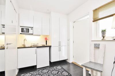 Fehér konyhabútor - konyha / étkező ötlet, modern stílusban