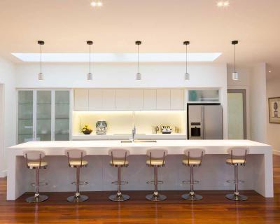 Fehér konyhabútor - konyha / étkező ötlet, modern stílusban