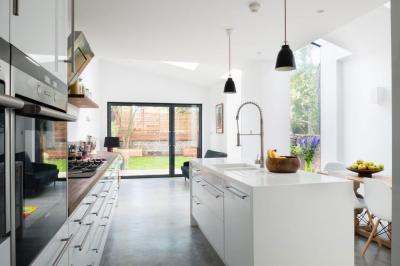 Fehér konyhabútor - konyha / étkező ötlet, modern stílusban