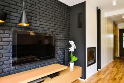 Fekete téglafal - nappali ötlet, modern stílusban