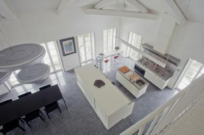 Nagy belmagasság - konyha / étkező ötlet, modern stílusban