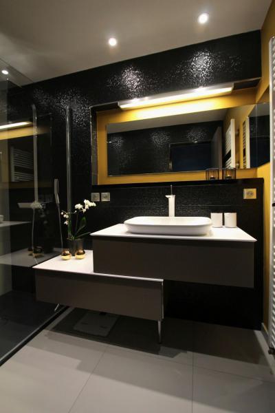 Fekete csempe - fürdő / WC ötlet, modern stílusban