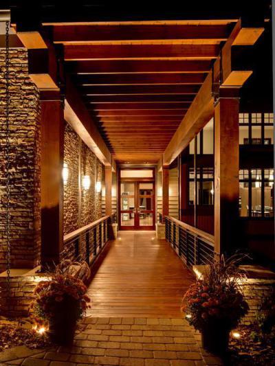 Kőburkolatos ház - bejárat ötlet, mediterrán stílusban